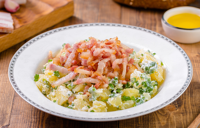 Салат с жареным беконом фото